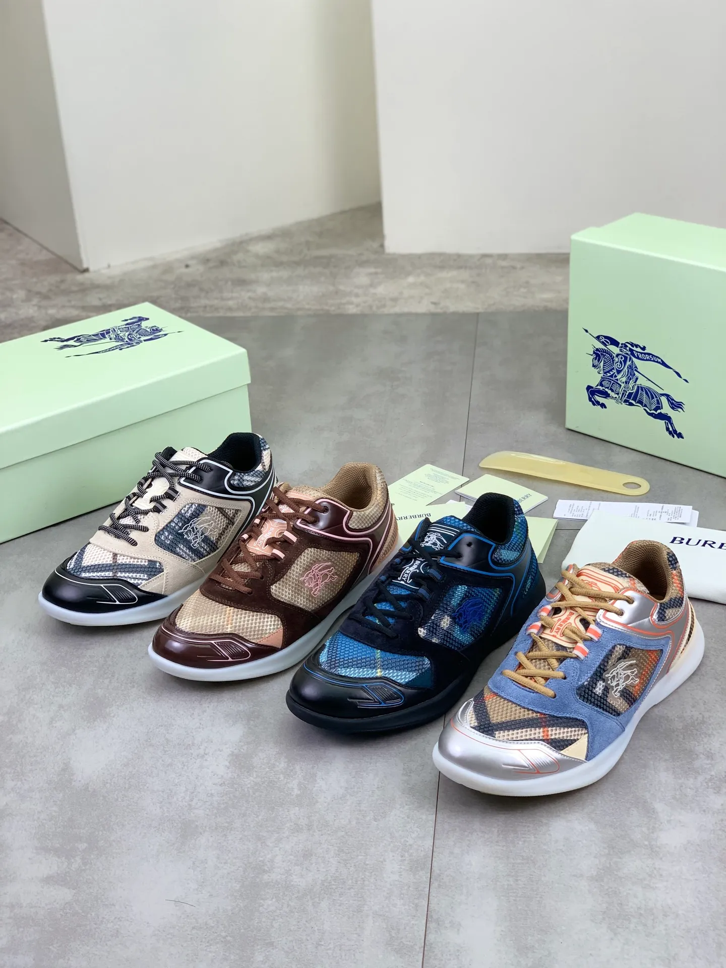Factory price P720 [BURBERRY] Burberry - High-end quality original order - Upper: imported 🔝 original material - Inner lining: cowhide lining, feet; water-dyed cowhide - Outsole: ultra-light TPR rubber; two-color molded outsole - Ultra-high quality control·Fine workmanship: highlighted (high-end·nobility·grade) -Size: 36-46 for men and women Color: 4️⃣colors available